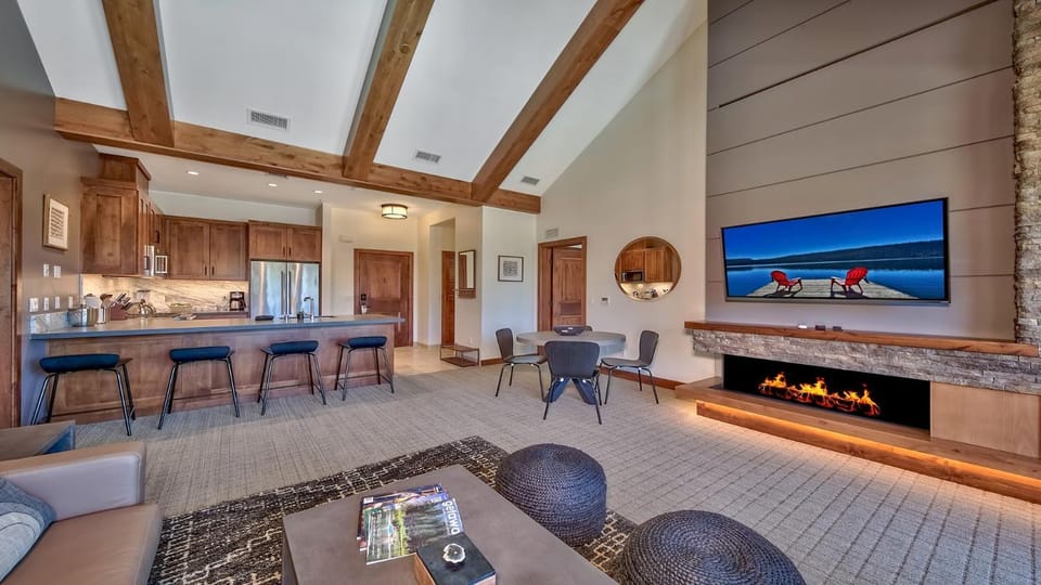 Luxury Residence - Gondola Across The Street Condo Apartment in Stateline