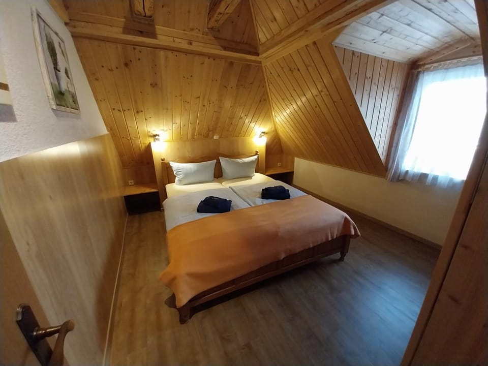 Bed, Bedroom, towels