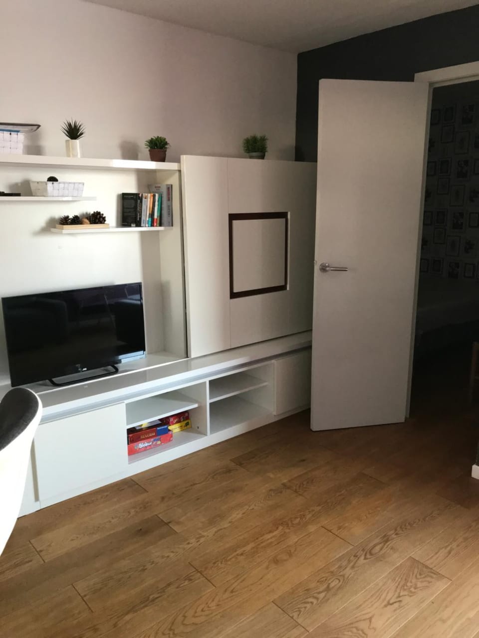 Communal lounge/ TV room, Library