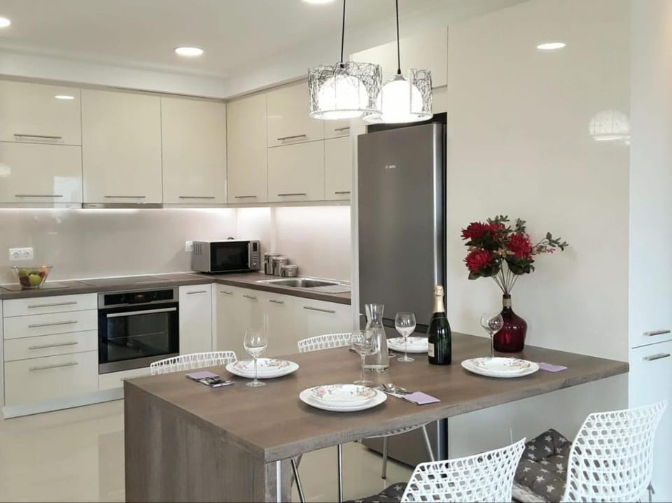 Kitchen or kitchenette, Dining area