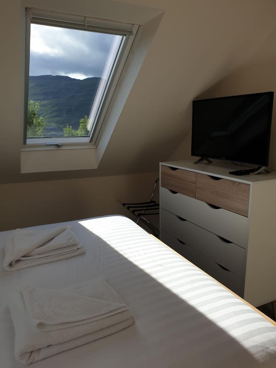Bed, TV and multimedia, Bedroom, Mountain view