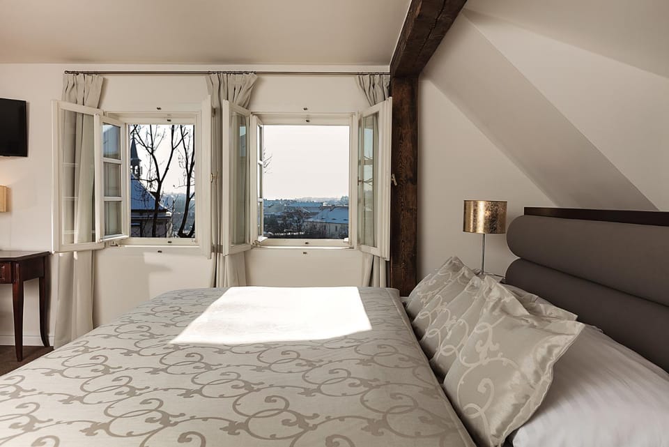 Bedroom, City view