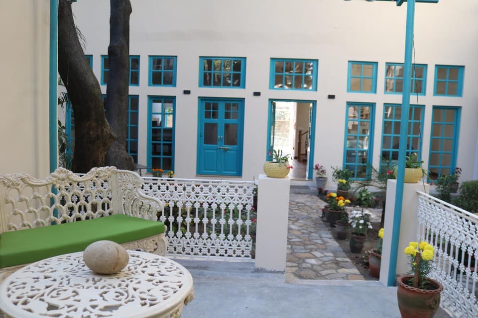 Property building, Patio, Facade/entrance, Garden, Balcony/Terrace