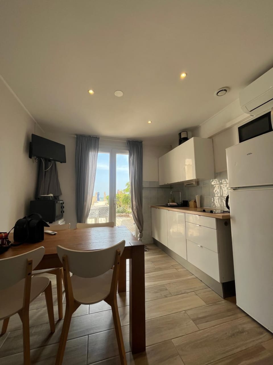 APPARTEMENT 6 PERSONNES VUE MER 30 M DE LA PLAGE Apartment in Hyères