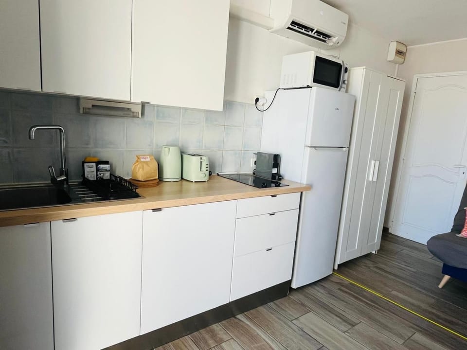 APPARTEMENT 6 PERSONNES VUE MER 30 M DE LA PLAGE Apartment in Hyères