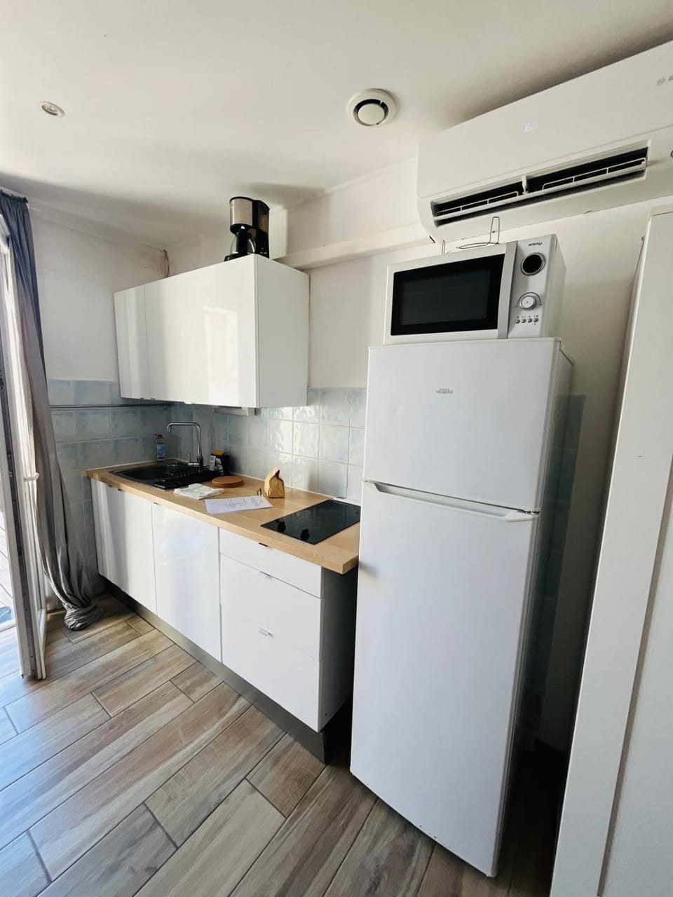 APPARTEMENT 6 PERSONNES VUE MER 30 M DE LA PLAGE Apartment in Hyères
