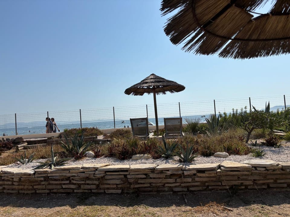 APPARTEMENT 6 PERSONNES VUE MER 30 M DE LA PLAGE Apartment in Hyères