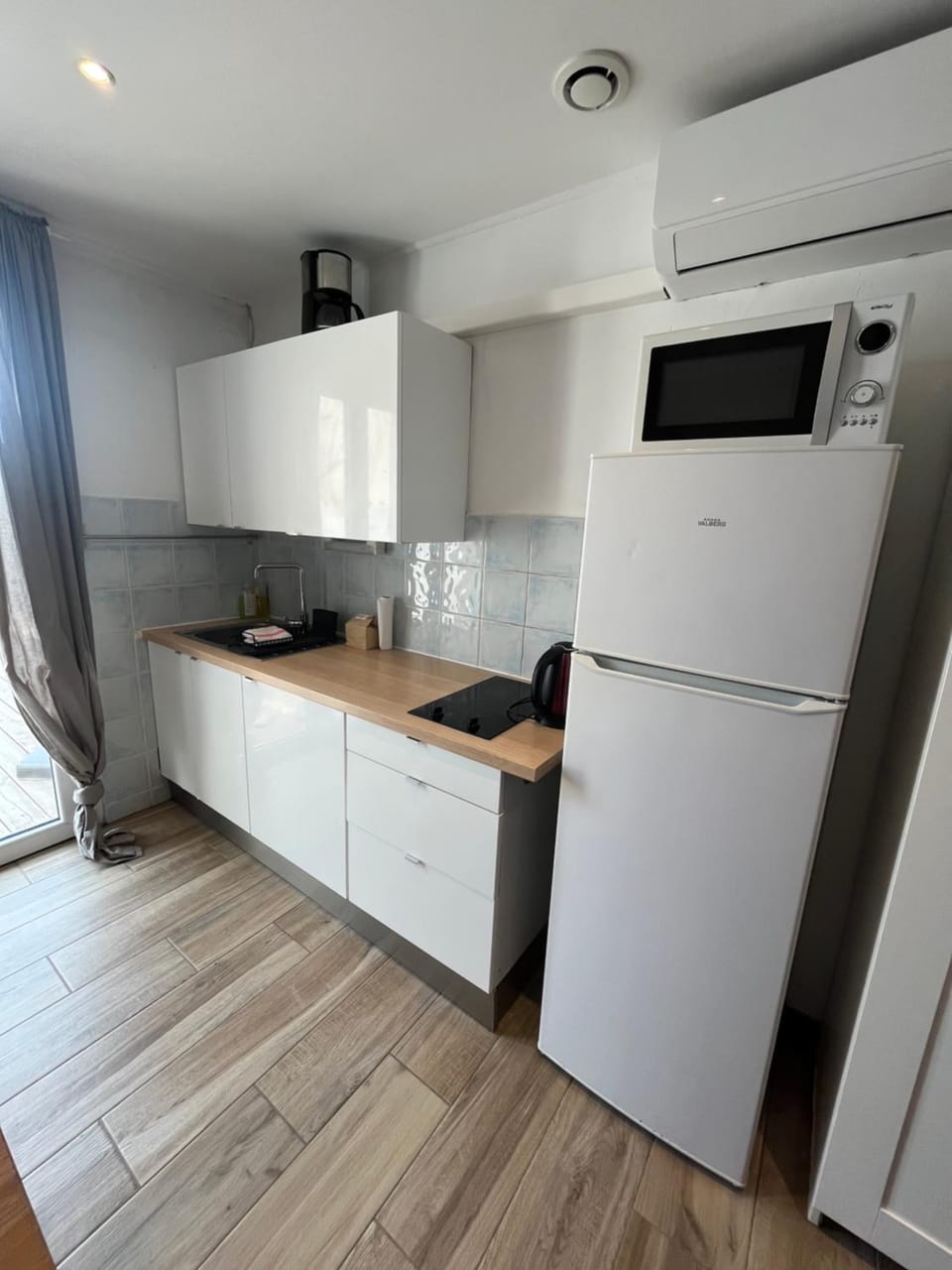 APPARTEMENT 6 PERSONNES VUE MER 30 M DE LA PLAGE Apartment in Hyères