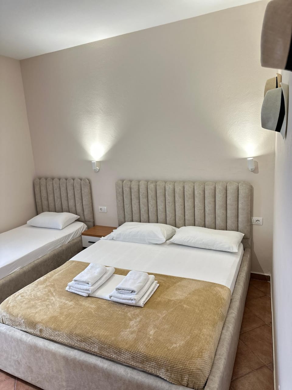 Bed, TV and multimedia, Photo of the whole room, Bedroom, towels