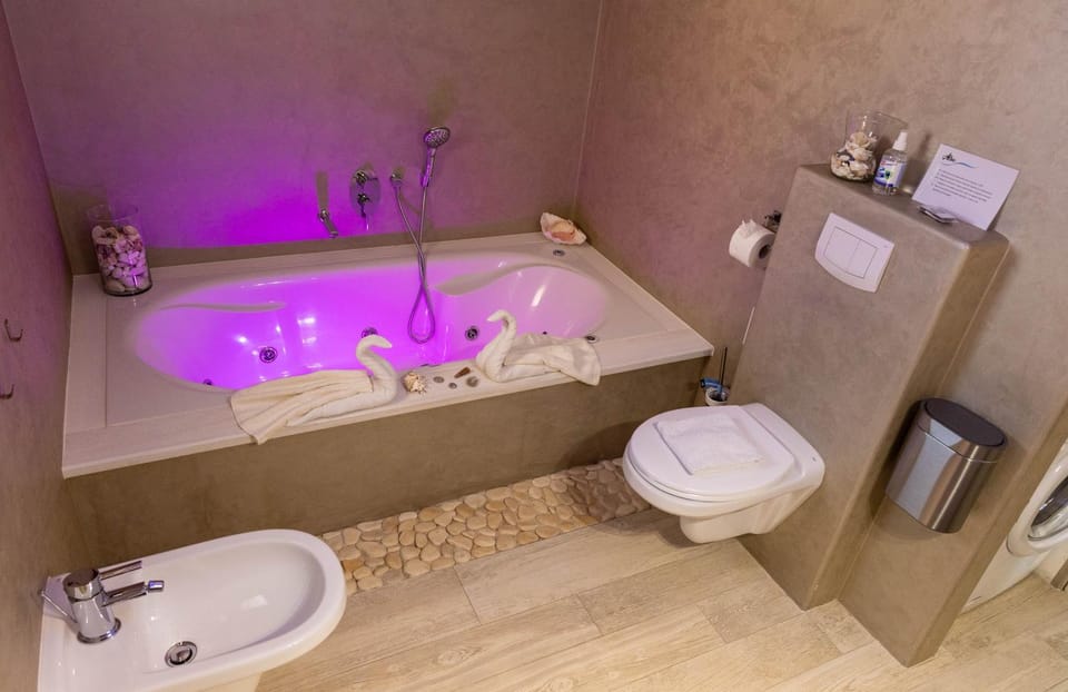 Toilet, Bathroom, Bath, bidet, towels