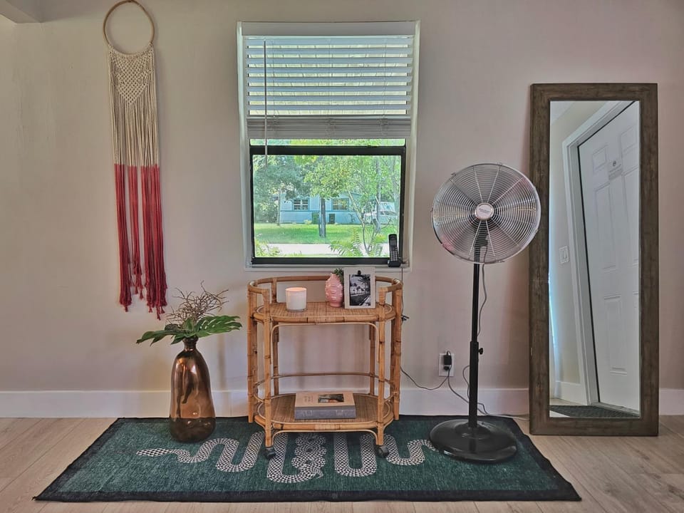 Flamingo Place - One block to Lauderdale Marine Center - 3 bedroom - 2 bath - King bed House in Dania Beach