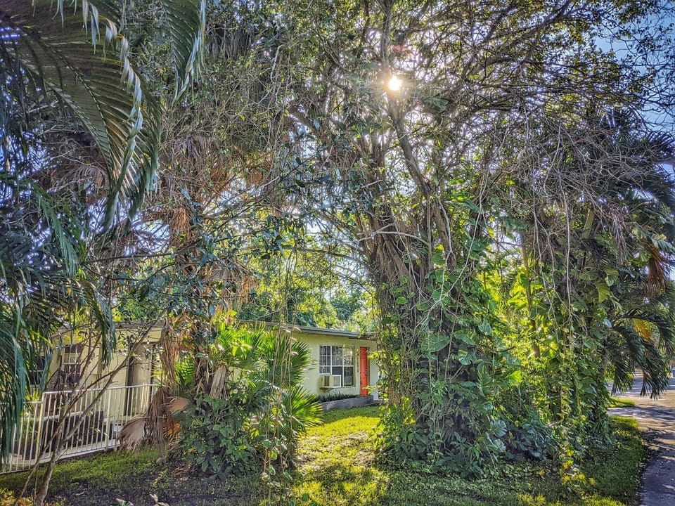 Flamingo Place - One block to Lauderdale Marine Center - 3 bedroom - 2 bath - King bed House in Dania Beach
