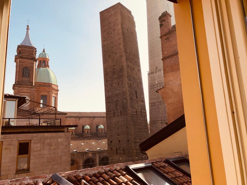 Asinelli Panoramic Rooftop, In front of the Two Towers Apartment in Bologna