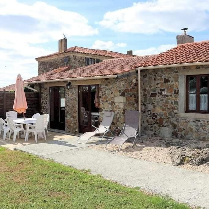 Charming Courtyard cottage 25kms Puy du Fou House in Pays de la Loire