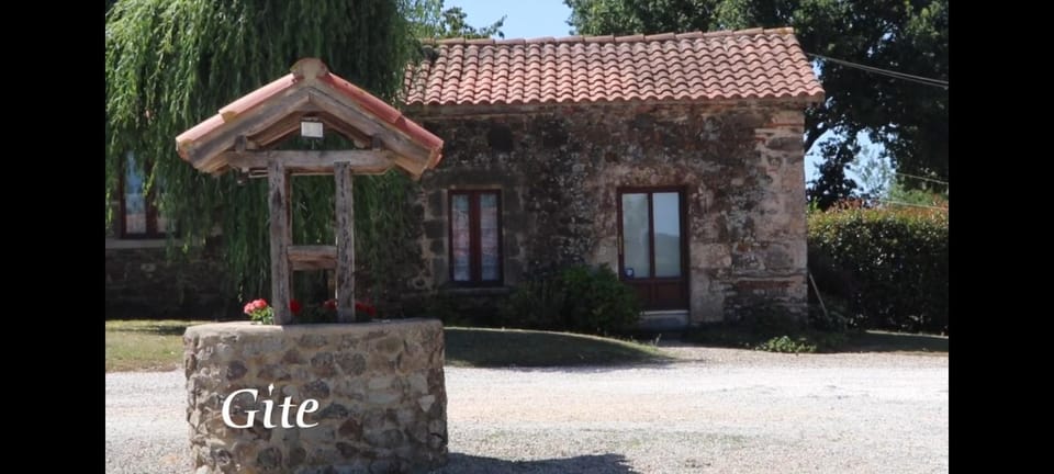Charming Courtyard cottage 25kms Puy du Fou House in Pays de la Loire
