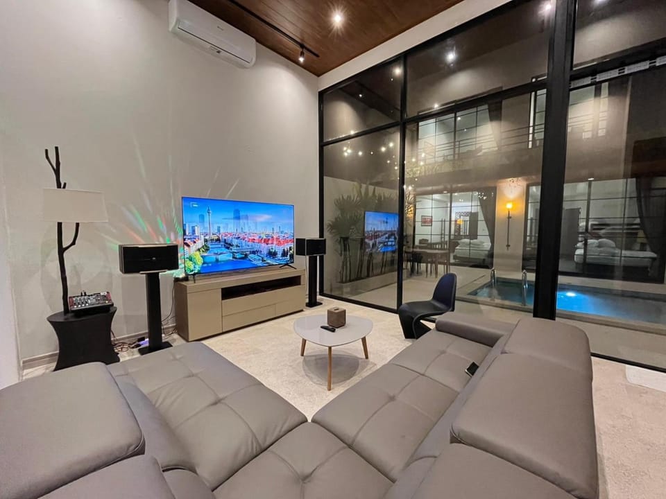 TV and multimedia, Swimming pool