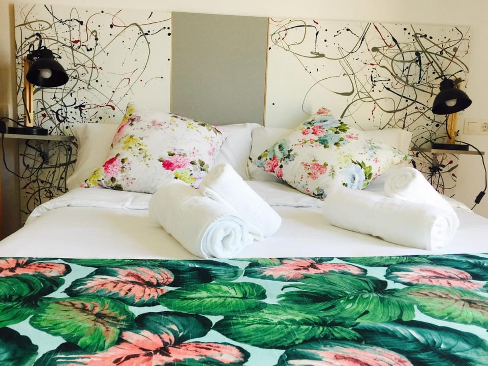 Bed, Bedroom, towels
