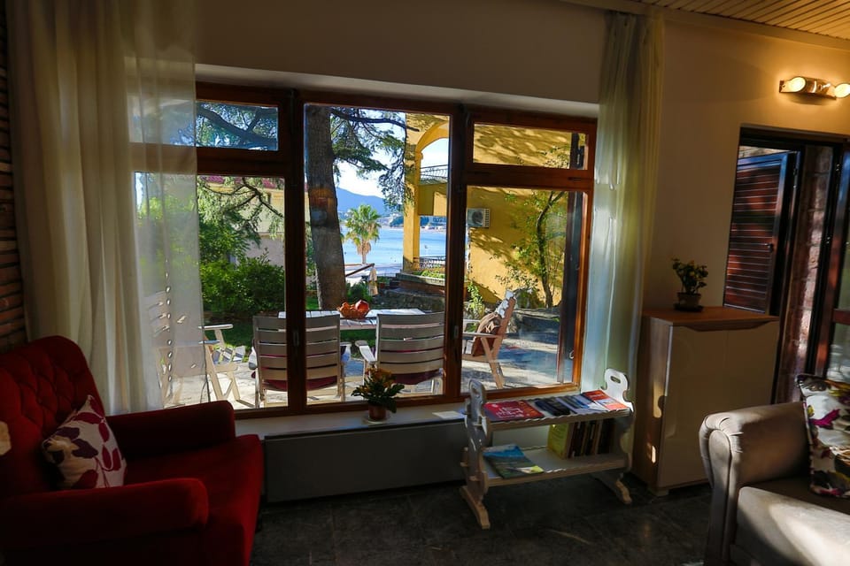 Living room, Photo of the whole room