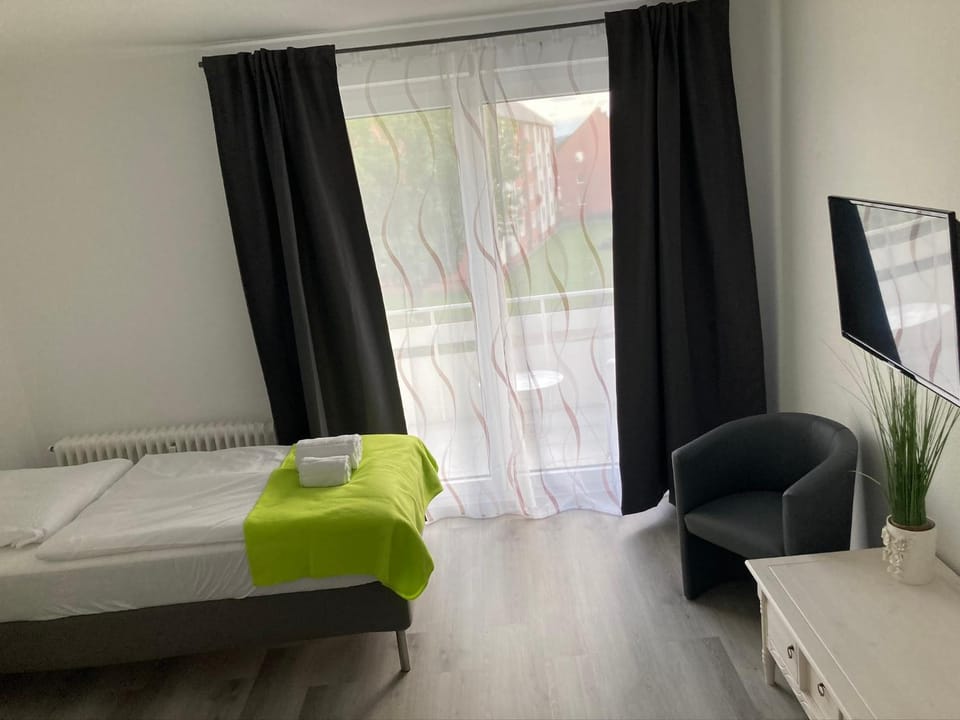 Bed, TV and multimedia, Photo of the whole room, Seating area, Bedroom