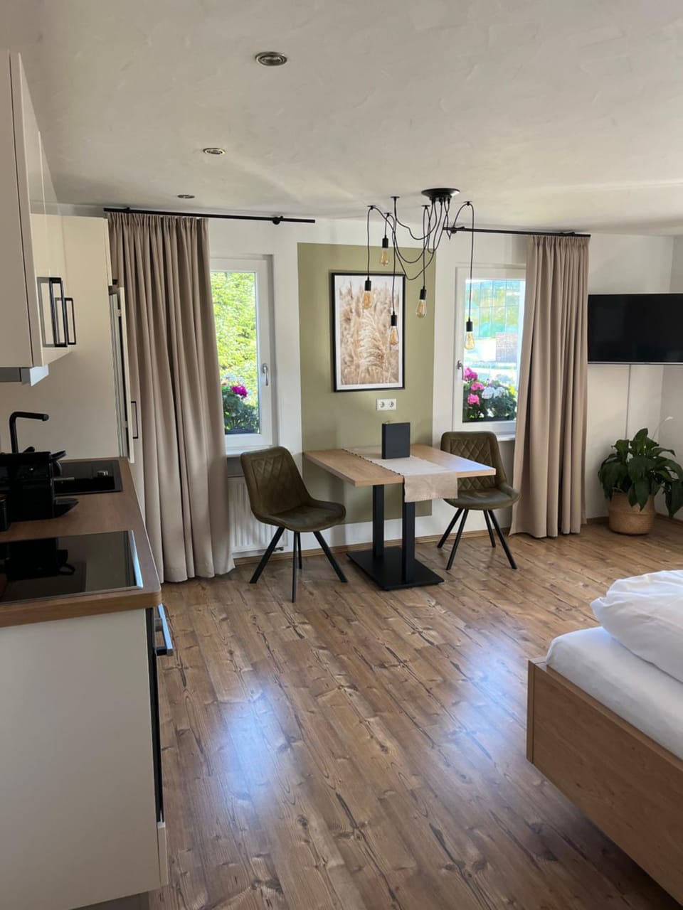 Bed, TV and multimedia, Kitchen or kitchenette, Living room, Photo of the whole room, Seating area, Dining area, Bedroom, hair dresser