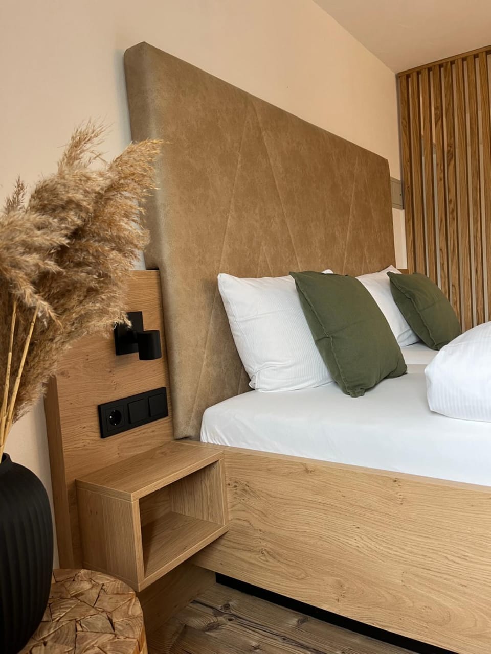 Bed, Living room, Photo of the whole room, Seating area, Bedroom