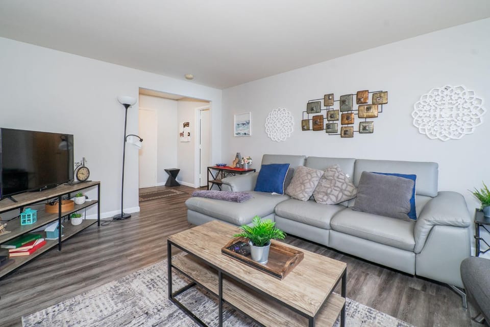 Welcoming Barn, 2 BEDROOM & 1 Bath & Parking Apartment in Atlanta