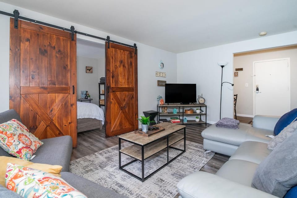 Welcoming Barn, 2 BEDROOM & 1 Bath & Parking Apartment in Atlanta