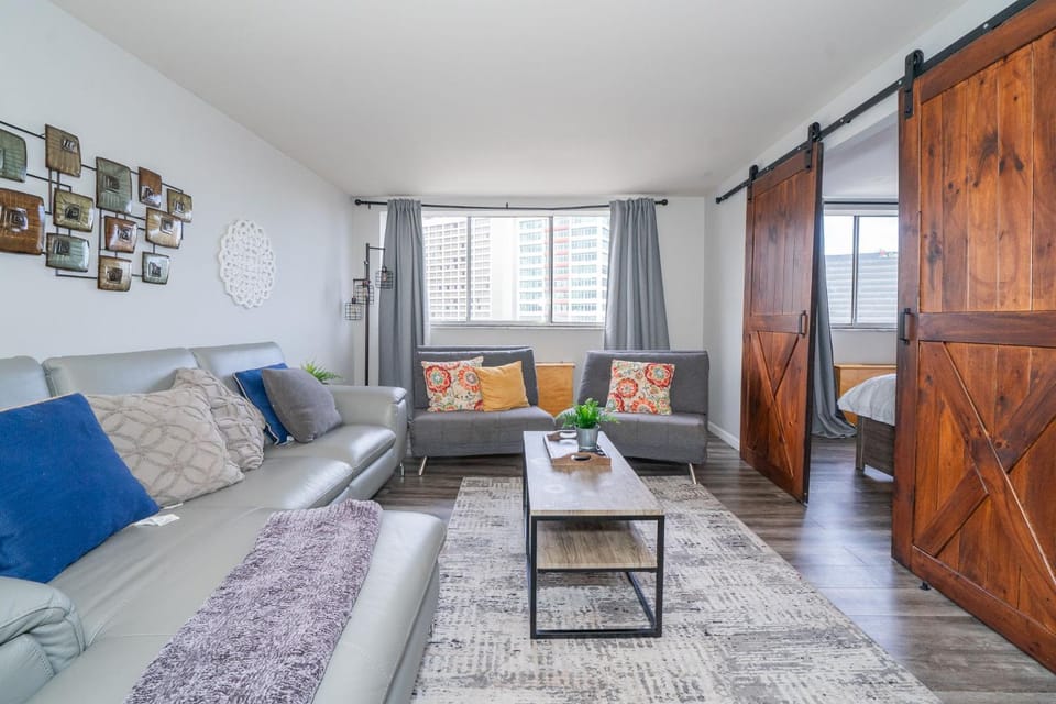Welcoming Barn, 2 BEDROOM & 1 Bath & Parking Apartment in Atlanta