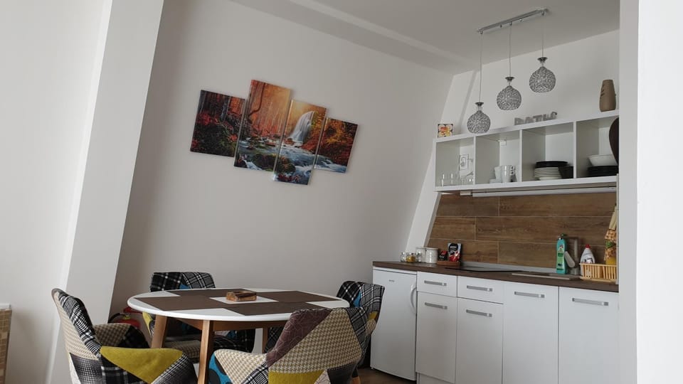 Kitchen or kitchenette, Dining area