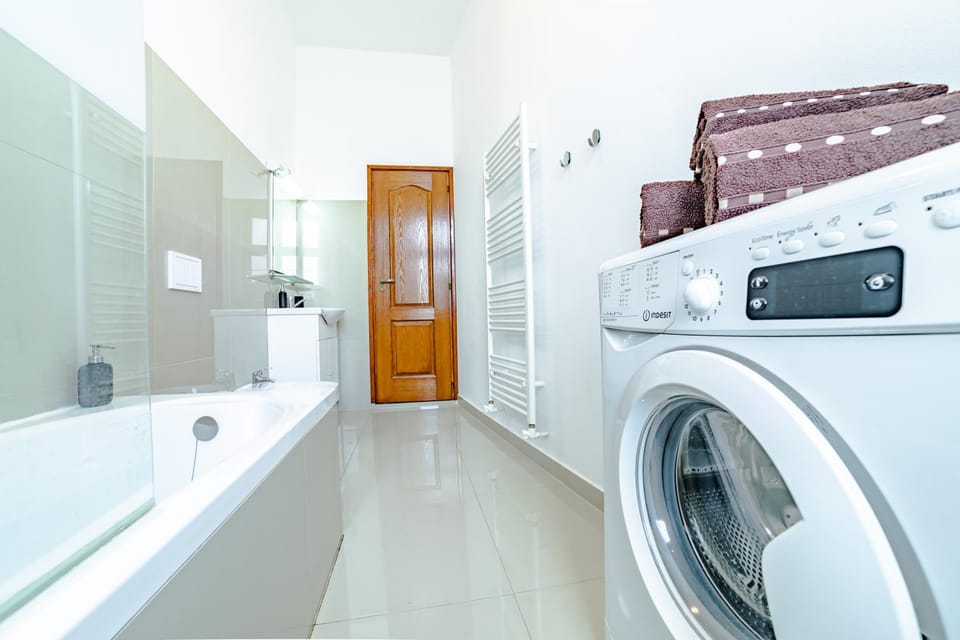 Toilet, Bathroom, Bath, towels, washing machine