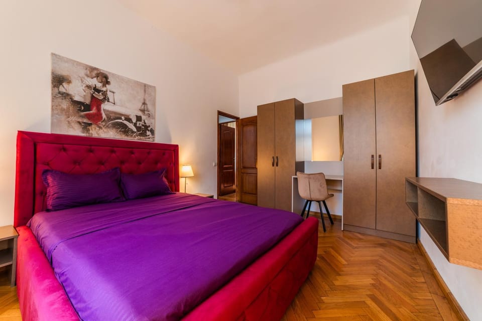 Bed, TV and multimedia, Bedroom, wardrobe