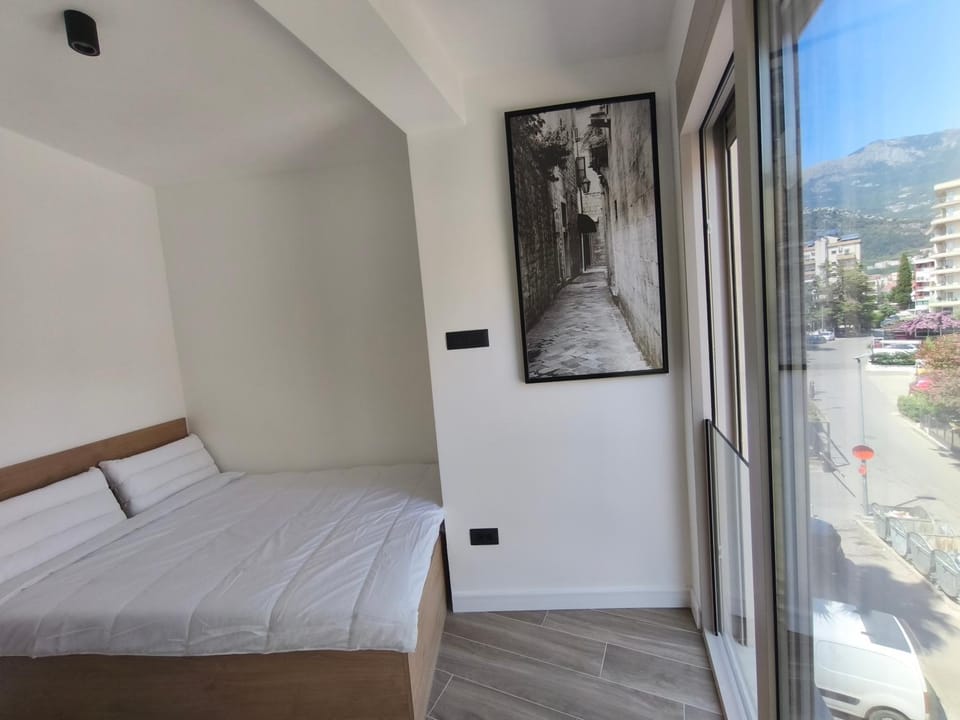 Bedroom, Mountain view