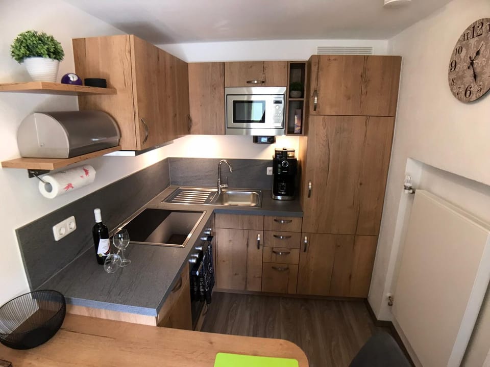 Coffee/tea facilities, Kitchen or kitchenette, Dining area