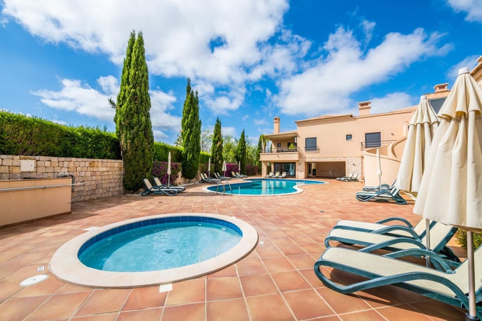 Pool view, Swimming pool, sunbed