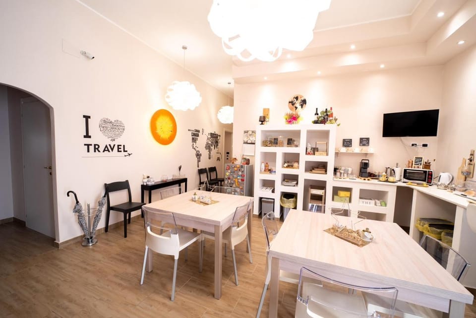 Communal lounge/ TV room, TV and multimedia, Kitchen or kitchenette, Living room, Lobby or reception, Seating area, Dining area, Evening entertainment, Breakfast, Italian breakfast