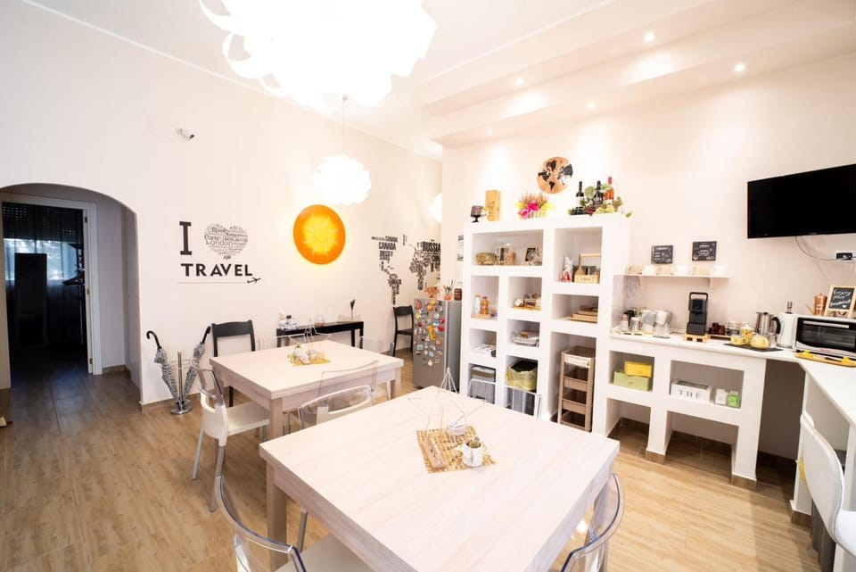 Communal lounge/ TV room, TV and multimedia, Coffee/tea facilities, Kitchen or kitchenette, Living room, Lobby or reception, Food and drinks, Seating area, Dining area, Evening entertainment, Food, minibar, pet friendly
