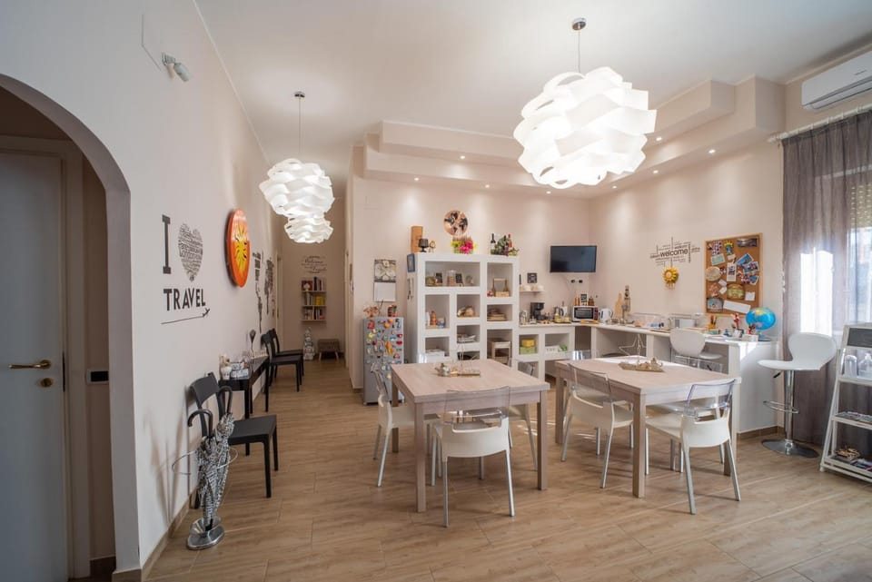 Restaurant/places to eat, Living room, Lobby or reception, Banquet/Function facilities, Seating area, Dining area, Breakfast, Italian breakfast