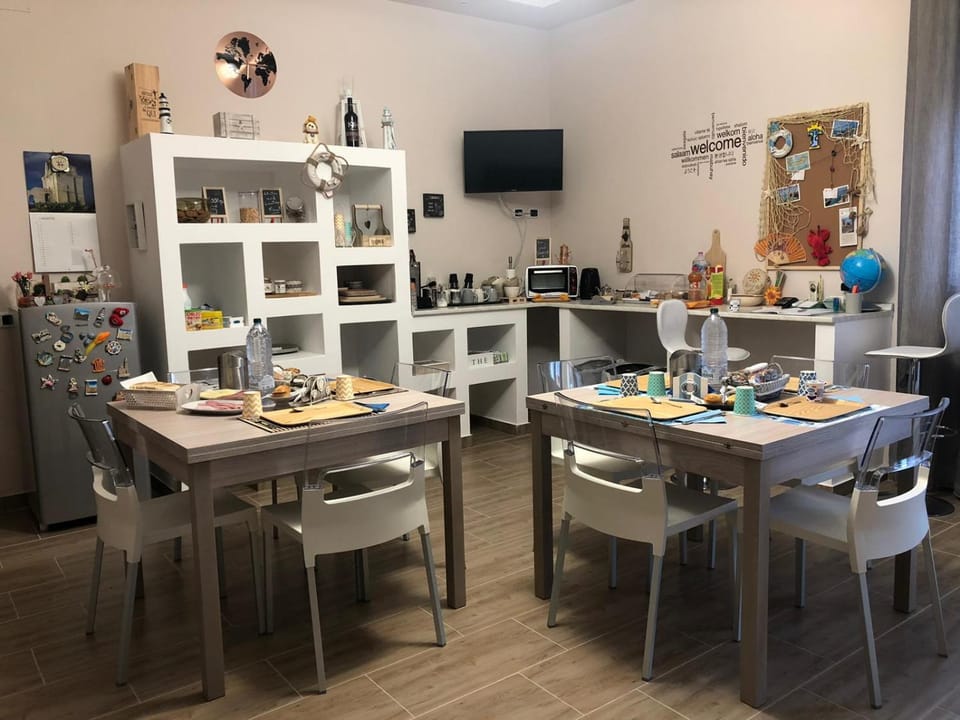 Communal lounge/ TV room, TV and multimedia, Kitchen or kitchenette, Food and drinks, Food and drinks, Photo of the whole room, Decorative detail, Decorative detail, Dining area, Evening entertainment, Food, Drinks