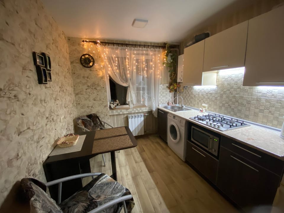 Kitchen or kitchenette, Dining area, stove, washing machine