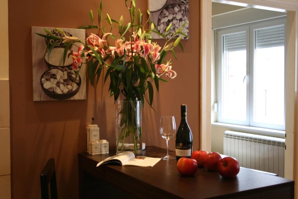 TV and multimedia, Coffee/tea facilities, Living room, Seating area, Dining area