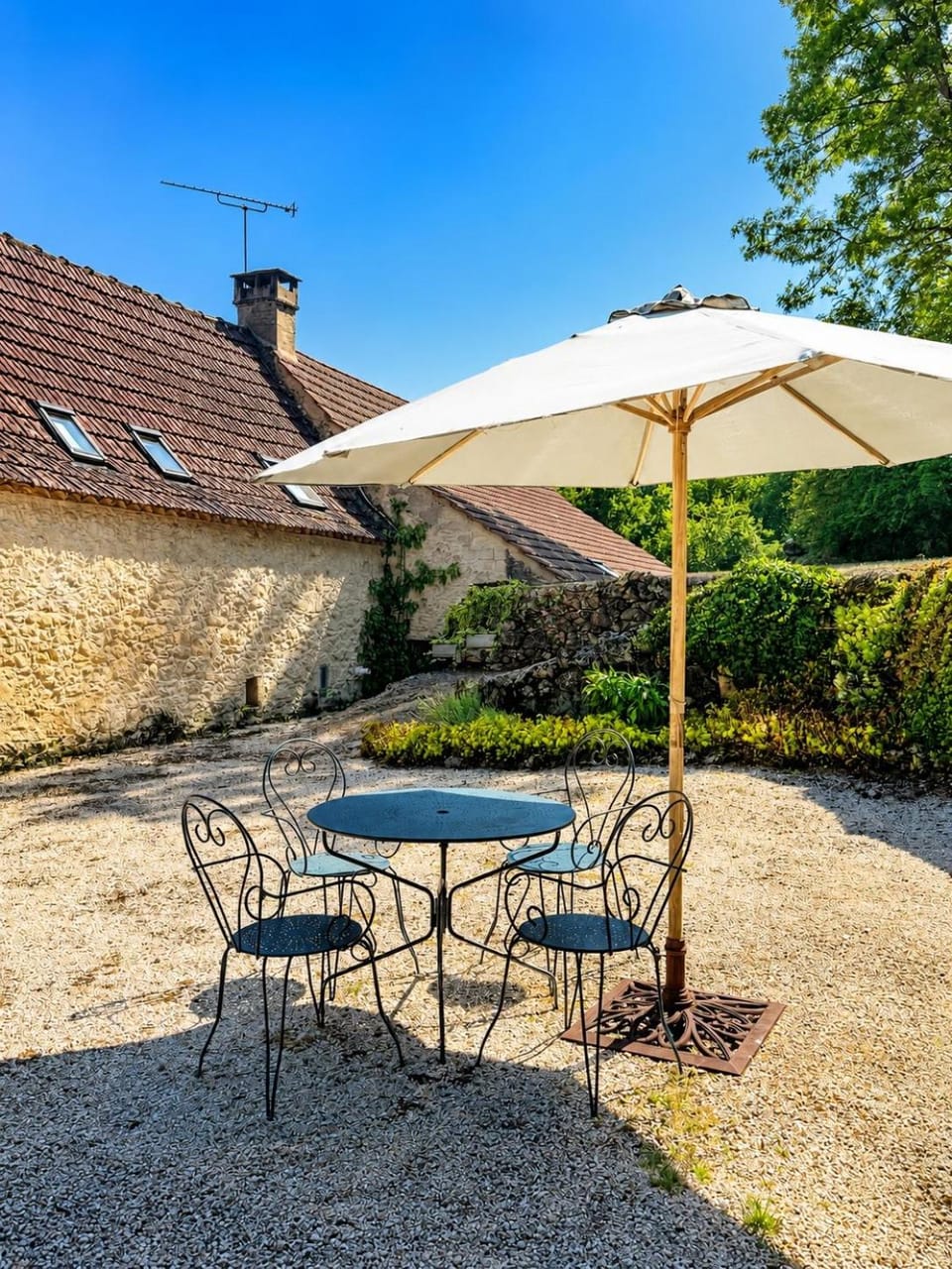 Patio, Dining area, Garden view