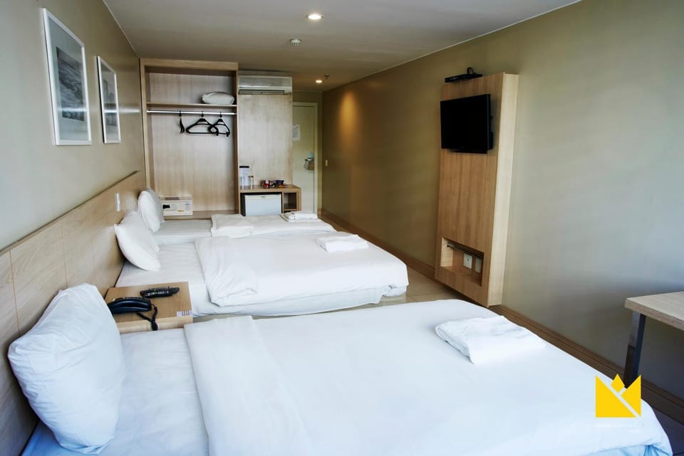 Bed, TV and multimedia, Photo of the whole room, Bedroom, towels