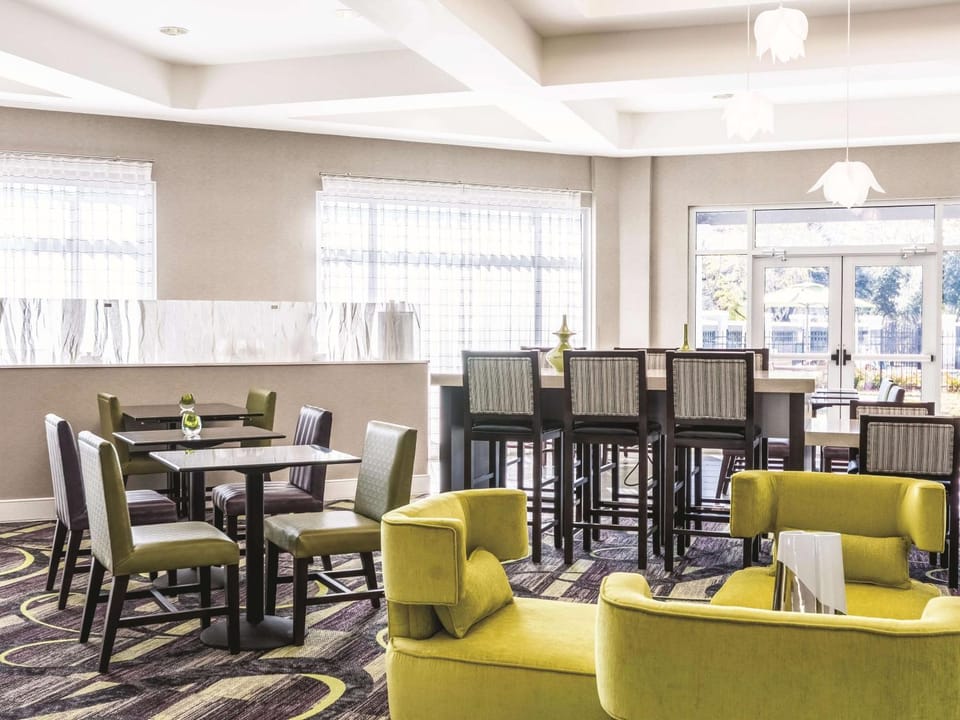 Restaurant/places to eat, Dining area, On site, Breakfast