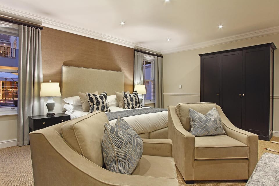 Photo of the whole room, Seating area