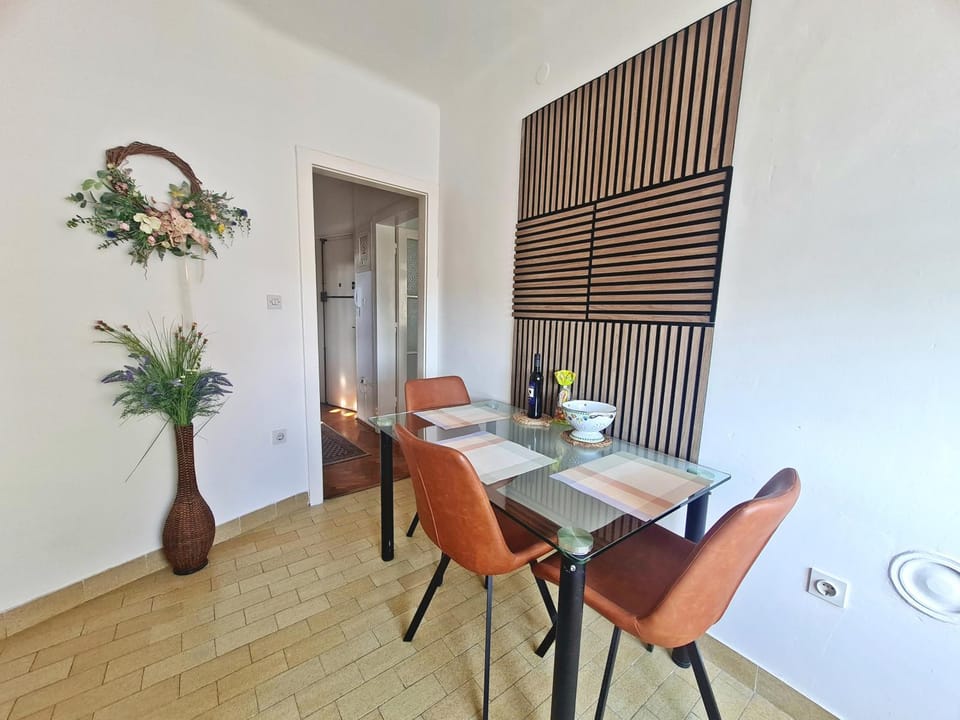 Seating area, Dining area