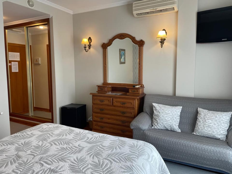 Photo of the whole room, Bedroom, wardrobe
