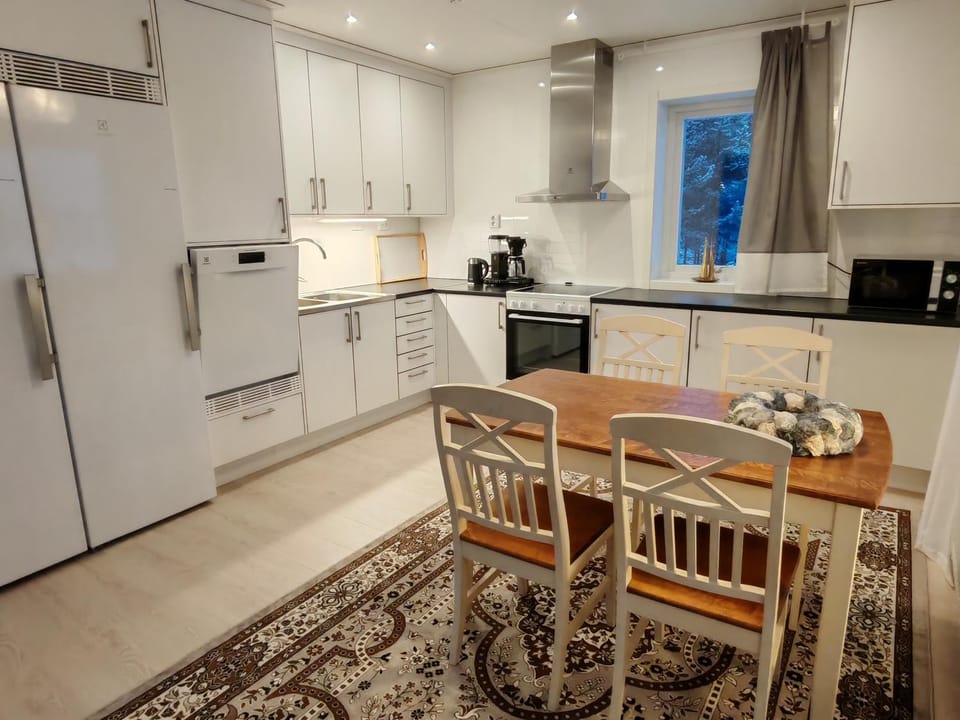 Coffee/tea facilities, Kitchen or kitchenette, Dining area, dishwasher, oven, stove, kitchen