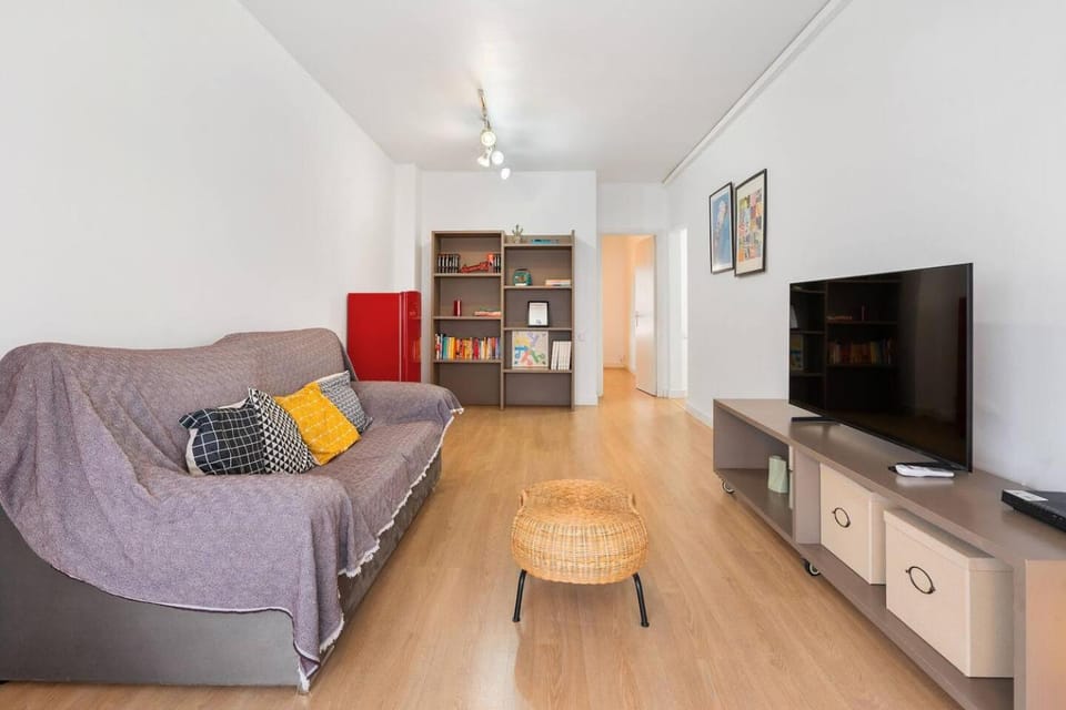 Quiet, Ultra-Central Stay KM0 for 3 Apartment in Barcelona