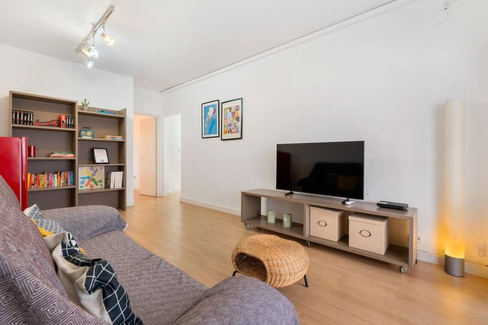Quiet, Ultra-Central Stay KM0 for 3 Apartment in Barcelona