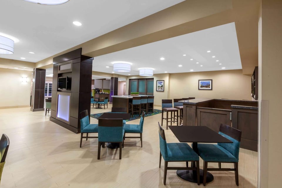 Restaurant/places to eat, Dining area, On site, Breakfast